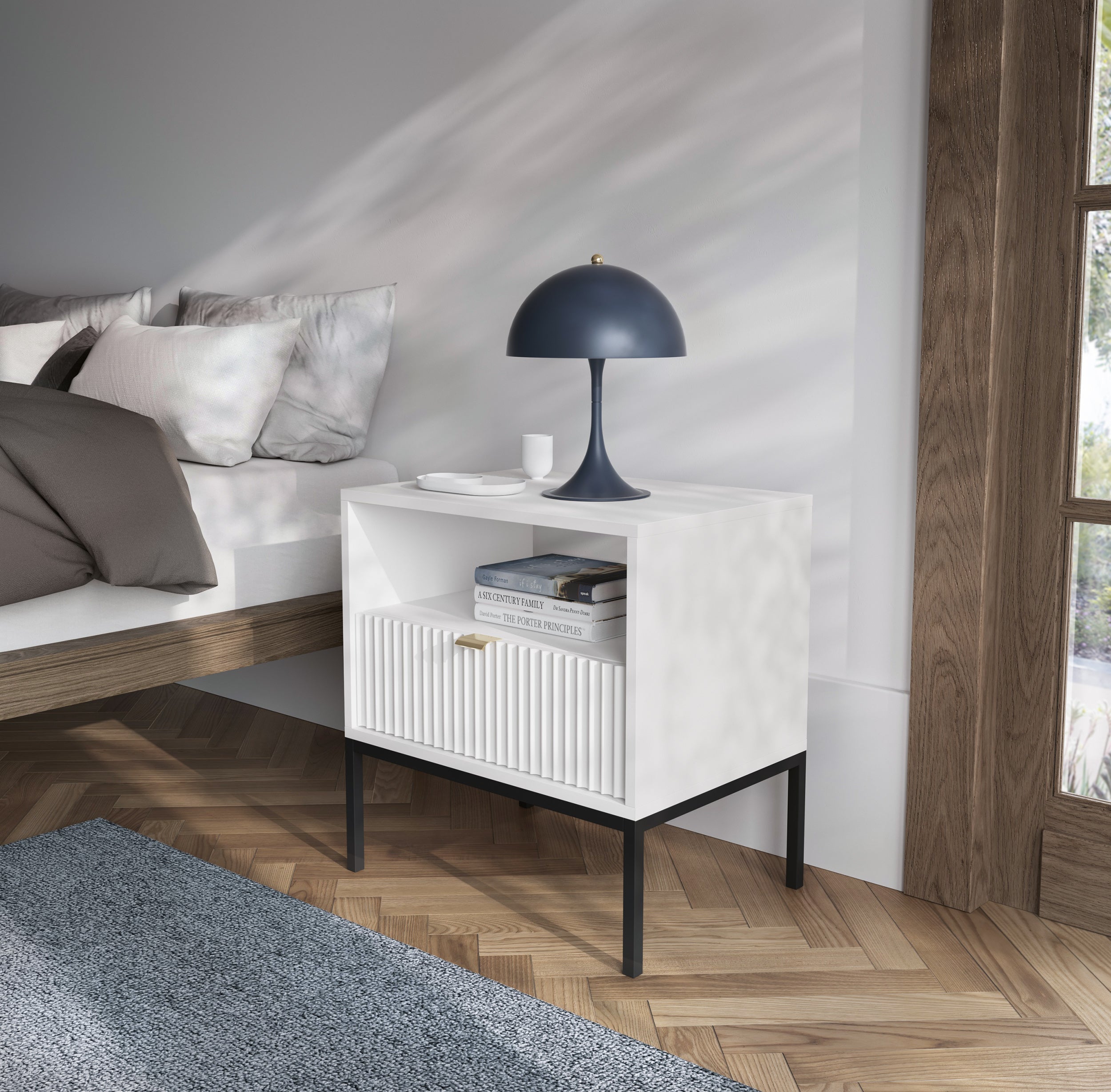 selsey-vellore-nachttisch-54-cm-wei-geriffelte-front-goldener-griff image 2