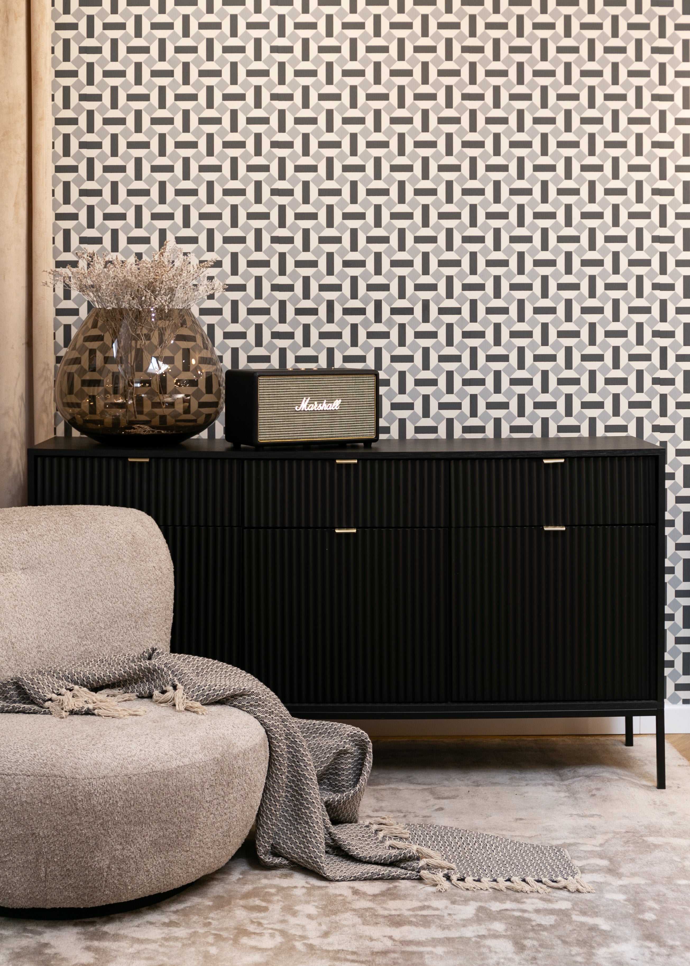 selsey-vellore-dreht-r-kommode-154-cm-schwarz-mit-rillenfronten-goldgriffe image 2