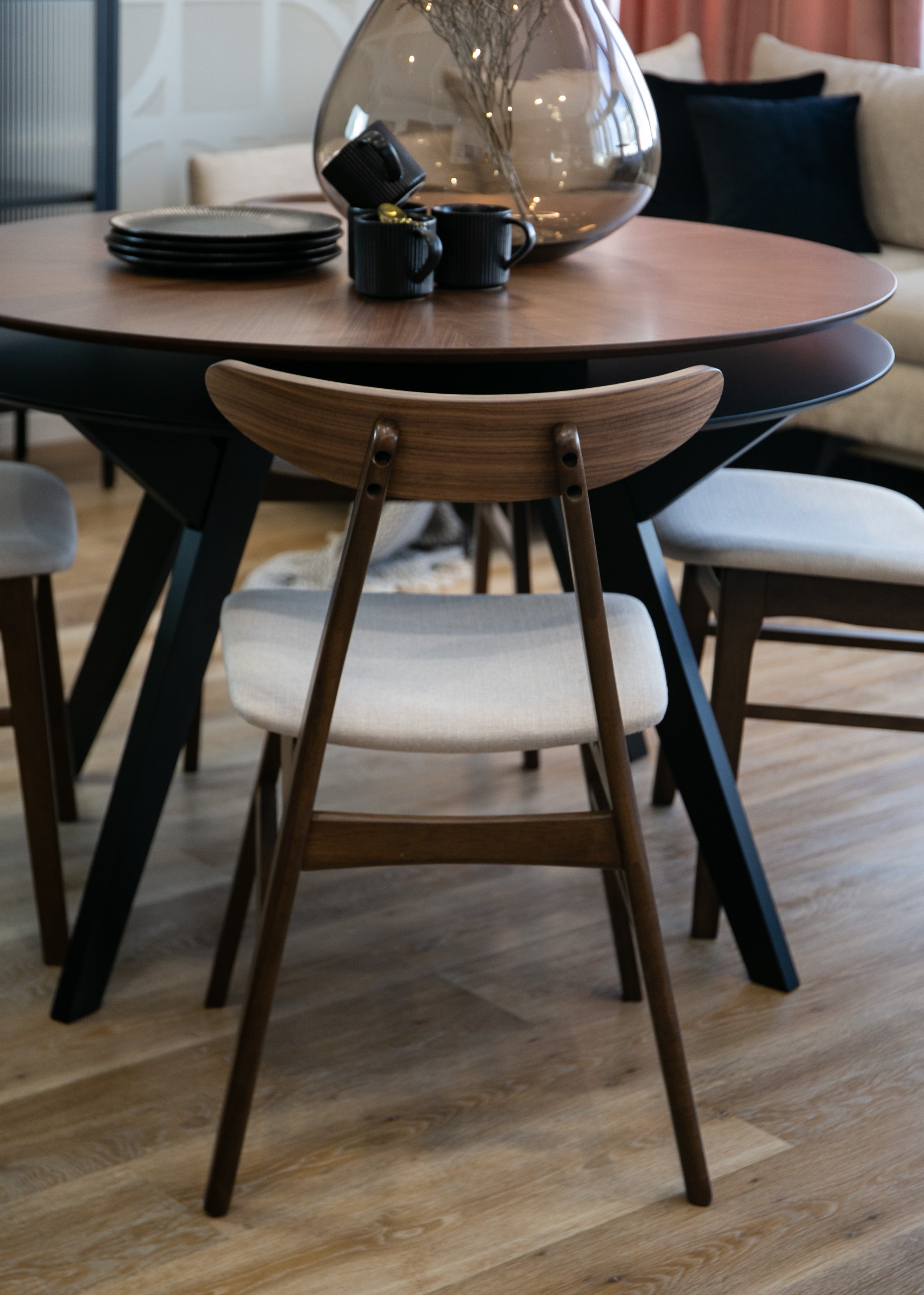 selsey-gooddly-holzstuhl-nussbaum-beige-esszimmerstuhl-mit-stoffsitz image 3
