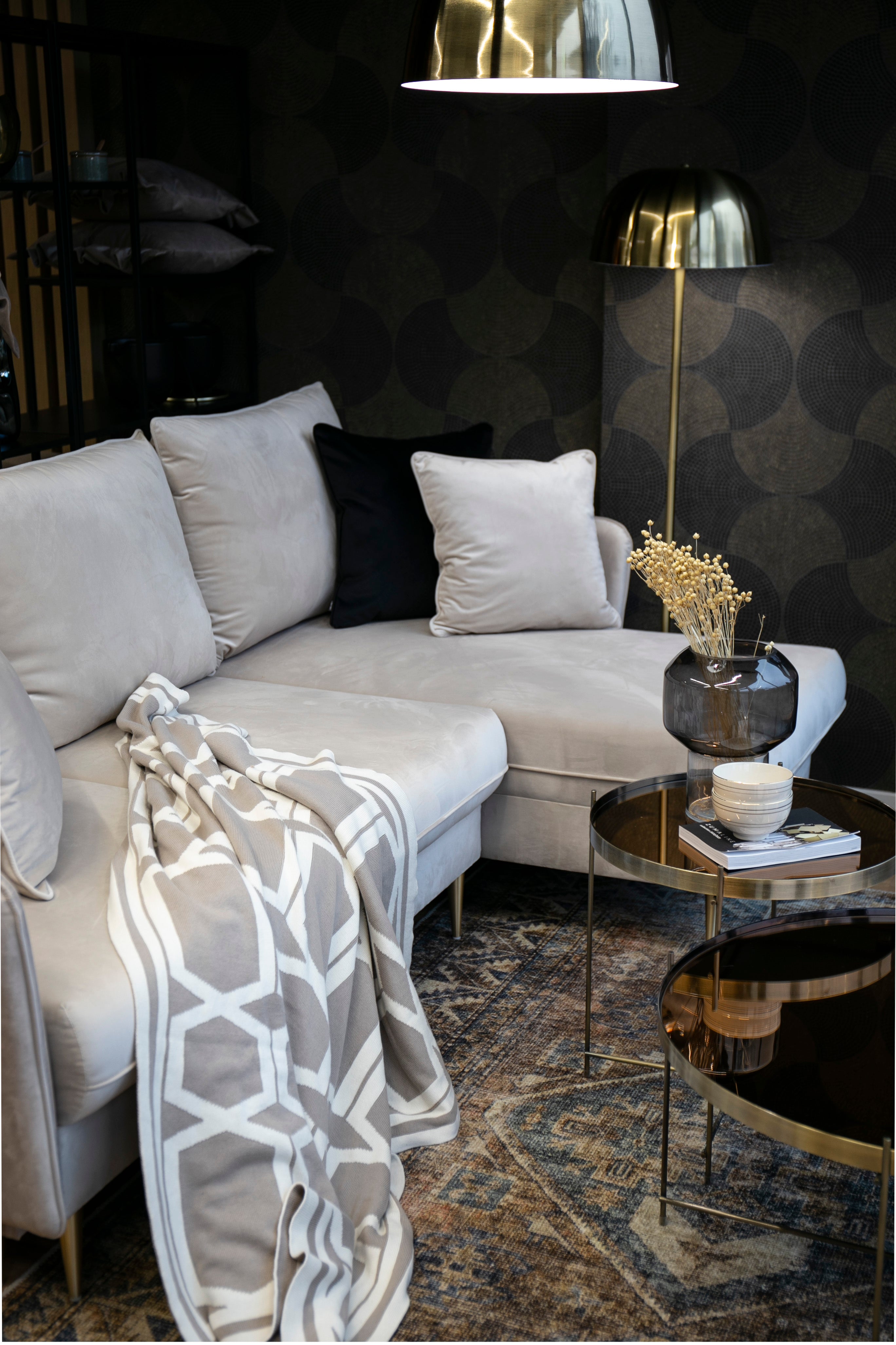 selsey-volio-ecksofa-mit-schlaffunktion-beiger-wasserabweisender-samt-goldene-be image 4